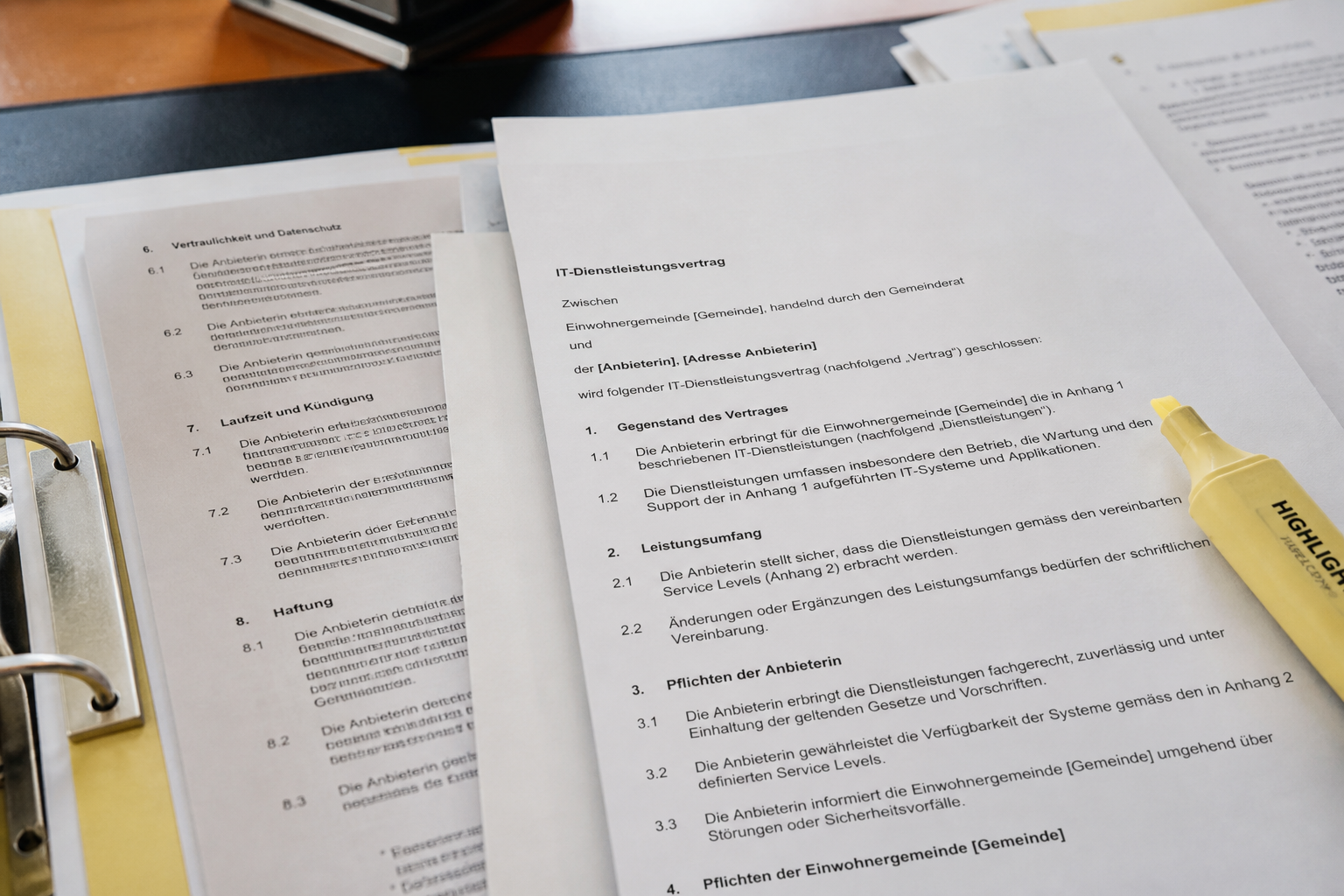Ausgedruckte Vertragsseiten und Markierstift auf einem Schreibtisch